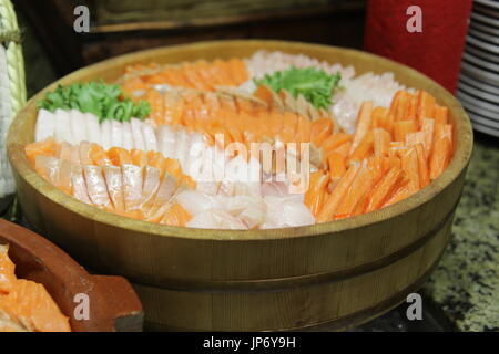 Japanese sortierte leckeres frisches Sashimi auf Tablett, viele leckere bunte Rollen festgelegt. Selektiven Fokus Stockfoto