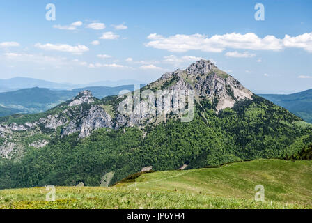 Maly Rozsutec und Velký Rozsutec felsigen Dolomitian Hügel mit niedrigeren Bergrücken zwischen Steny und Poludnovy Grun Hügeln mit Wanderweg in Mala Fett Stockfoto