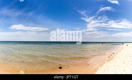 Panorama von Wasser und Himmel. Sonnige Sommer Hitzewelle Tag Brighton Beach Melbourne Australien Stockfoto