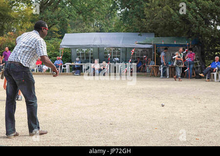 GRONINGEN, Niederlande-AUGUST 20.: Mann das Spiel Boule auf dem Martini-Masters-Turnier in Groningen in den Niederlanden am 20. Au Stockfoto