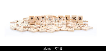 Gefälschte Nachrichten dargelegt auf Wort Fliesen auf einem weißen Hintergrund. Stockfoto