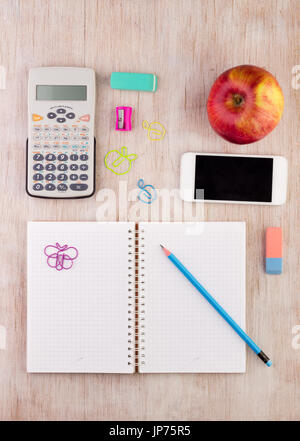 Draufsicht der Notebook mit Taschenrechner, Handy, Apple und andere Schule liefert auf Schreibtisch aus Holz. Pädagogisches Konzept Stockfoto