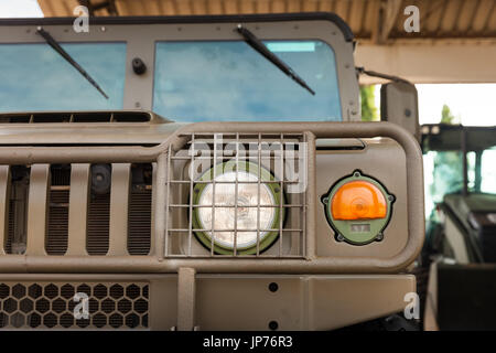 Militärischen Transport Technik close-up, berühmt auf der ganzen Welt USA Armee Hummer aus Straßenauto in Nahaufnahme Foto an das Licht der Natur Stockfoto