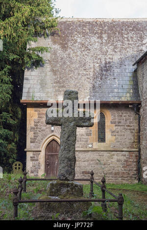 Sehr altes Steinkreuz auf einem alten Friedhof in den Brecon Beacons in Wales Stockfoto