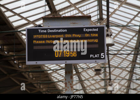Customer Information Screen at Chester Railway Station showing direct train for Liverpool South Parkway and Facebook link for the NCRUG page Stockfoto