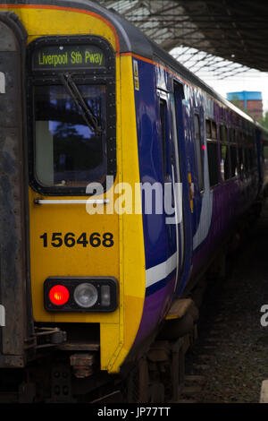 Northern Klasse 156 Diesel Triebzug trainieren in Chester bilden einen Service für Liverpool South Parkway Übernahme der Halton-Kurve der Strecke. Stockfoto