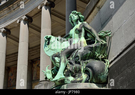 Brüssel, Belgien. Parc du Cinquantenaire / Jubelpark. Arc du Cinquantenaire / Triumphal arch (1905) Statue: "Namur" von Guillaume de Groot Stockfoto