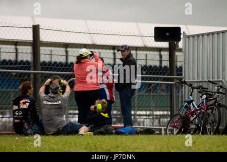 Eine Familie beobachten die 2016 British Grand Prix in Silverstone und Sport ein anderes team Stockfoto