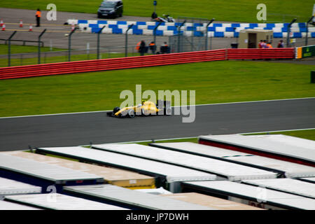 Joylon Palmer in seinem 2016 Renault F1-Auto auf die Bügel gerade auf den Grand Prix in Silverstone Stockfoto