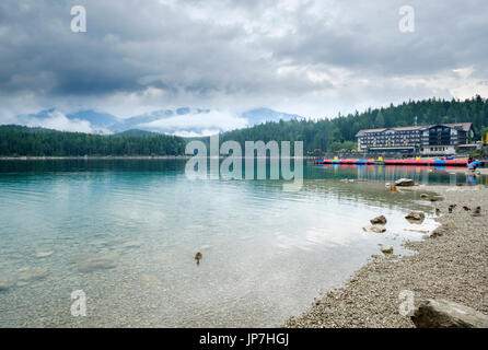 Eibsee mit Eibsee Hotel, Grainau, Upper Bavaria, Bayern, Deutschland Stockfoto