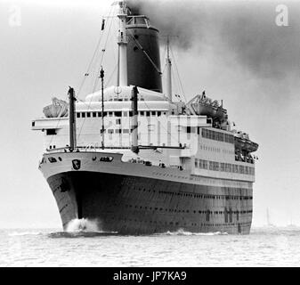 AJAXNETPHOTO. 11. SEPTEMBER 1971. SOLENT, ENGLAND. -DEUTSCHE LINER - BREMER NACH AUßEN GEBUNDEN AUS SOUTHAMPTON NÄHERT SICH NAB TURM. SCHIFF WAR URSPRÜNGLICH DIE FRANZÖSISCHE LINER PASTEUR, BAUJAHR 1939. 1957 WURDE DIE BREMEN.   FOTO: JONATHAN EASTLAND/AJAX REF: 357150 34 Stockfoto