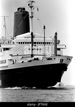 AJAXNETPHOTO. 11. SEPTEMBER 1971. SOLENT, ENGLAND. -DEUTSCHE LINER - BREMER NACH AUßEN GEBUNDEN AUS SOUTHAMPTON NÄHERT SICH NAB TURM. SCHIFF WAR URSPRÜNGLICH DIE FRANZÖSISCHE LINER PASTEUR, BAUJAHR 1939. 1957 WURDE DIE BREMEN.   FOTO: JONATHAN EASTLAND/AJAX REF: 357150 36 Stockfoto