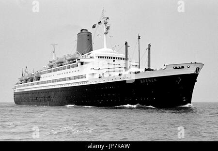 AJAXNETPHOTO. 11. SEPTEMBER 1971. SOLENT, ENGLAND. -DEUTSCHE LINER - BREMER NACH AUßEN GEBUNDEN AUS SOUTHAMPTON NÄHERT SICH NAB TURM. SCHIFF WAR URSPRÜNGLICH DIE FRANZÖSISCHE LINER PASTEUR, BAUJAHR 1939. 1957 WURDE DIE BREMEN.   FOTO: JONATHAN EASTLAND/AJAX REF: 357150 36A Stockfoto