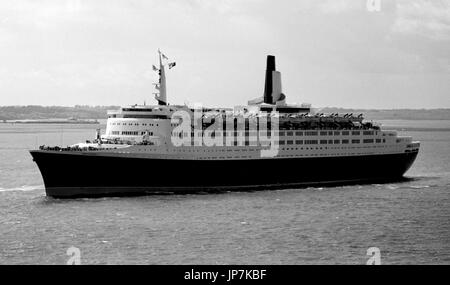 AJAXNETPHOTO. 16. MAI 1969. SOLENT, ENGLAND. -NATO-FLOTTE-ZUSCHAUER - CUNARD LINER QUEEN ELIZABETH 2 OUTWARD BOUND VON SOUTHAMPTON AUS RYDE BESTEHEN DER NATO KRIEGSSCHIFF FLOTTE MONTIERT FÜR HM KÖNIGIN ELIZABETH II REVIEW. FOTO: JONATHAN EASTLAND/AJAX REF: 356918 2A Stockfoto