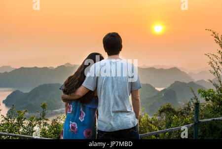 Paar genießt Sonnenuntergang am romantischen Meer Sicht Stockfoto