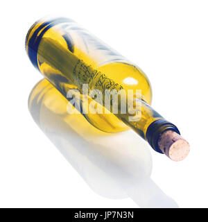 Weinflasche mit einem Cast-away Hinweis innen um Hilfe zu bitten. Die Flasche und auch die Reflexion haben separate Beschneidungspfade leicht zu entfernen. Stockfoto