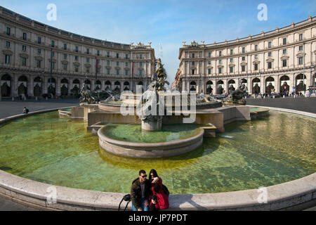 Horizontale streetview der Piazza della Repubblica in Rom. Stockfoto