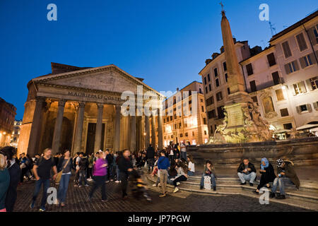 Horizontalen Blick auf das Pantheon und die Piazza della Rotonda in Rom bei Sonnenuntergang. Stockfoto