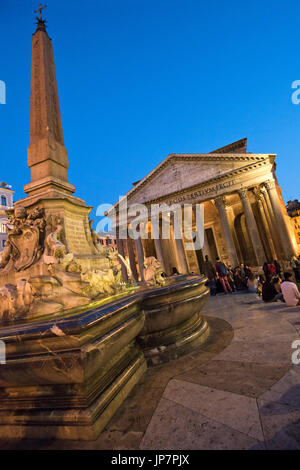 Vertikale Ansicht an das Pantheon in Rom bei Sonnenuntergang. Stockfoto