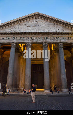 Vertikale Ansicht an das Pantheon in Rom bei Sonnenuntergang. Stockfoto