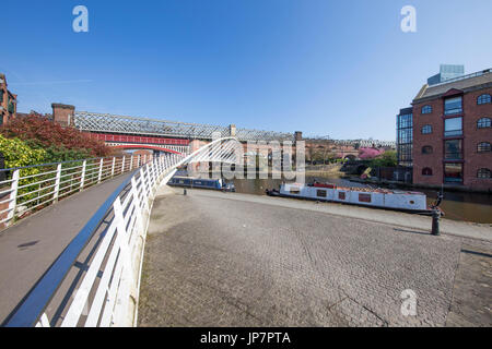 Weiten Blick über Castlefield Bassin, Manchesters industrielles Erbe Herz an einem sonnigen Morgen Stockfoto