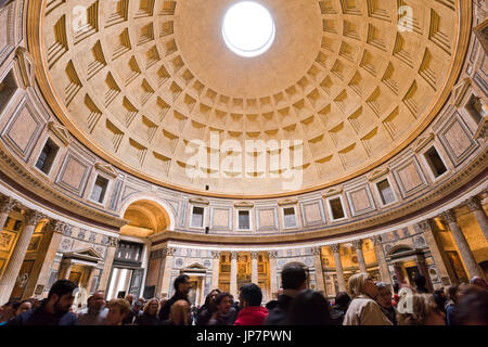 Horizontale Sicht auf das Kuppeldach in das Pantheon in Rom. Stockfoto