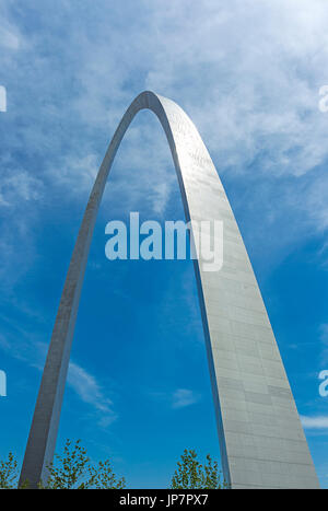 Der Gateway Arch, umrahmt von einem blauen Himmel in St. Louis, Missouri. Stockfoto