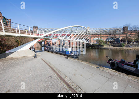 Blick auf Castlefield Bassin & des Händlers-Brücke, Manchesters industrielles Erbe an einem sonnigen Morgen Stockfoto