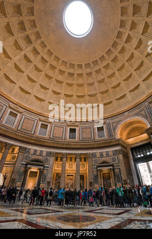 Vertikale Ansicht von dem runden Dach in das Pantheon in Rom. Stockfoto