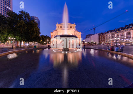 Die Lucae-Brunnen und der alten Oper in Frankfurt. Stockfoto
