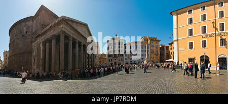Horizontale Panoramasicht auf das Pantheon und die Piazza della Rotonda in Rom. Stockfoto