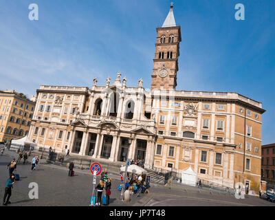 Horizontale erhöhten Blick auf die Vorderseite der Basilica di Santa Maria Maggiore von Piazza di Santa Maria Maggiore in Rom. Stockfoto