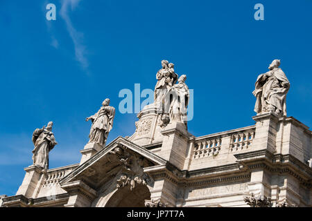 Horizontale Nahaufnahme der Statuen schmücken das Dach der Basilica di Santa Maria Maggiore in Rom. Stockfoto