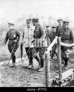 ERSTEN Weltkrieg Verbündete Führer besuchen die Frontlinie im Jahre 1915. Von links: John French, Joseph Joffre, Douglas Haig Stockfoto