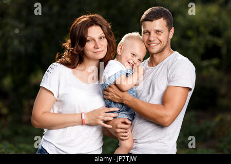 Glücklich fröhliche Familie mit Kindern im Freien. Stockfoto