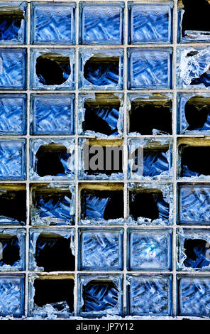 Gebrochene Fenster mit blauen Reflexion Stockfoto