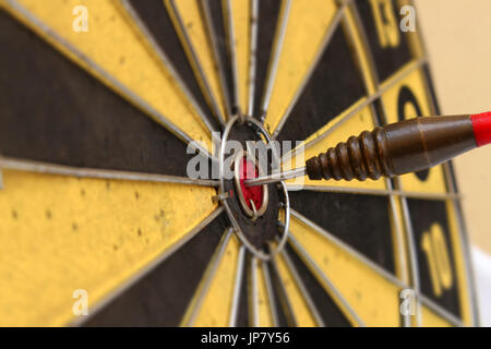 Roter Pfeil Pfeil trifft in der Ziel-Mitte der Dartscheibe Stockfoto