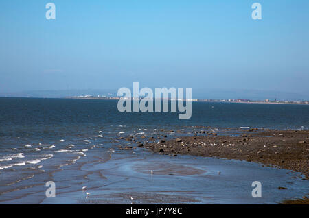 Troon vom Strand von Prestwick an einer ruhigen aber sonniger Frühlingstag Ayrshire, Schottland Stockfoto