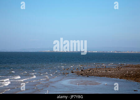 Troon vom Strand von Prestwick an einer ruhigen aber sonniger Frühlingstag Ayrshire, Schottland Stockfoto