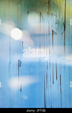 Reflexionen auf Glas mit alten Board hinter Stockfoto