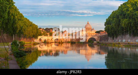 Kathedrale St. Peter in der früh, Rom, Italien. Stockfoto