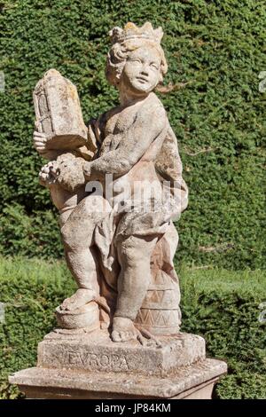 Sandstein Barockstatuen Schloss Buchlovice in der Tschechischen Republik. Dekorative Skulpturen im Garten Stockfoto