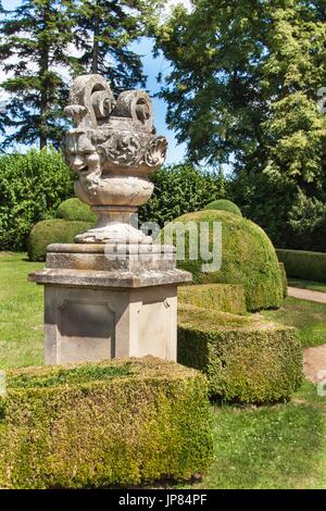 Sandstein Barockstatuen Schloss Buchlovice in der Tschechischen Republik. Dekorative Skulpturen im Garten Stockfoto