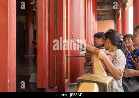 Chinesische Touristen Clamboring, werfen einen Blick und ein Handy-Foto von der Halle der höchsten Harmonie in der verbotenen Stadt