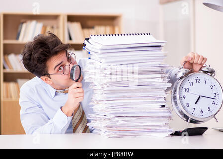 Verrückt auf der Suche nach Fehlern im Bericht auditor Stockfoto