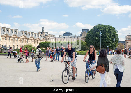 Paris, Frankreich - ein paar Reiten Fahrrad neben Louvre Museum Stockfoto