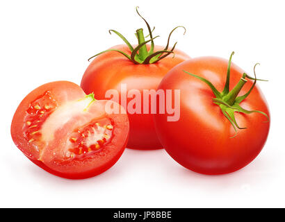 Zwei ganze frische rote Tomaten mit grünen Blättern und die Hälfte isoliert auf weißem Hintergrund Stockfoto