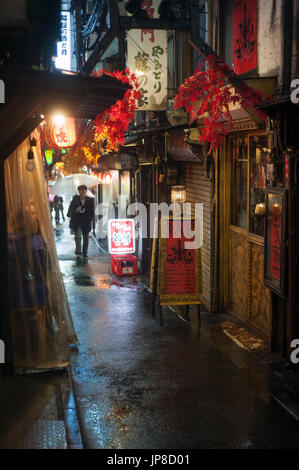 Tokyo, Japan - Nachtansicht der Gasse Memory Lane in Shinjuku berühmt für seine Yajitory restaurants Stockfoto