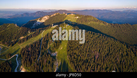 Luftaufnahme von Poiana Brasov im Sommer - die beliebtesten rumänischen Skigebiet Stockfoto