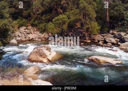 Fluss fließt aus dem Yosemite Valley Stockfoto